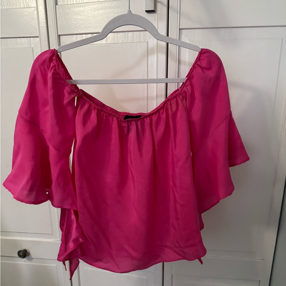 AUM Couture Silk Off the Shoulder Bell Sleeve
100% Silk
Great condition